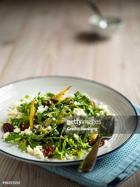 birne und rucola-salat - rucola stock-fotos und bilder
