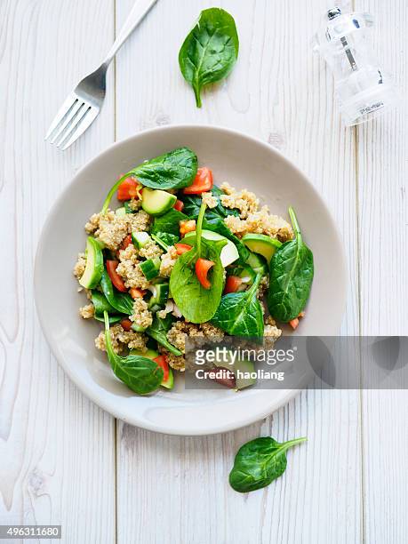 quinoa salad - spinazie stockfoto's en -beelden