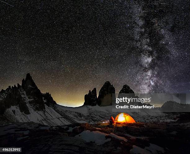 loneley camper under milky way at the three pinnacles - high dynamic range imaging stockfoto's en -beelden