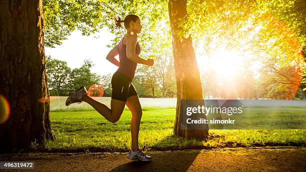 young woman jogging - running shorts stockfoto's en -beelden