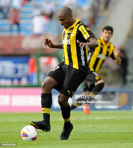 Marcelo Zalayeta of Peñarol controls the ball during a match between Nacional and Peñarol as part of round 12 of Apertura 2015 at Centenario Stadium...