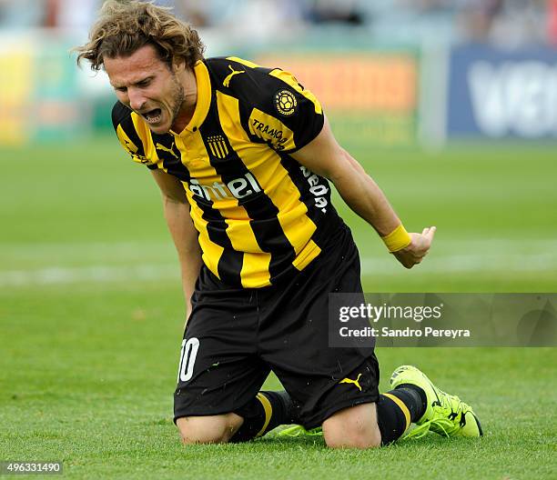 Diego Forlan of Peñarol reacts during a match between Nacional and Peñarol as part of round 12 of Apertura 2015 at Centenario Stadium on November...