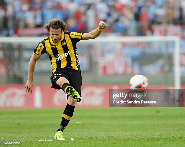 Diego Forlan of Peñarol kicks the ball during a match between Nacional and Peñarol as part of round 12 of Apertura 2015 at Centenario Stadium on...