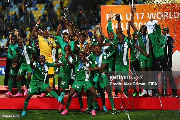 Players of Nigeria celebrate with the trophy after winning the FIFA U-17 World Cup Chile 2015 Final between Mali and Nigeria at Estadio Sausalito on...