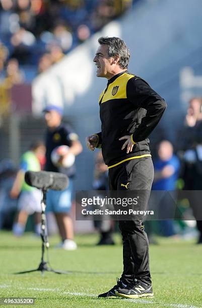 Pablo Bengoechea coach of Peñarol gives instructions to his players during a match between Nacional and Peñarol as part of round 12 of Apertura 2015...