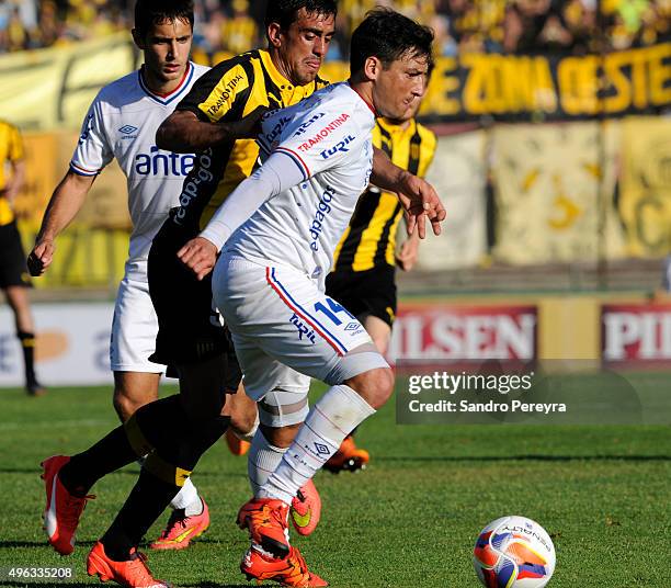 Gonzalo Porras of Nacional and Diego Ifran of Peñarol fight for the ball during a match between Nacional and Peñarol as part of round 12 of Apertura...