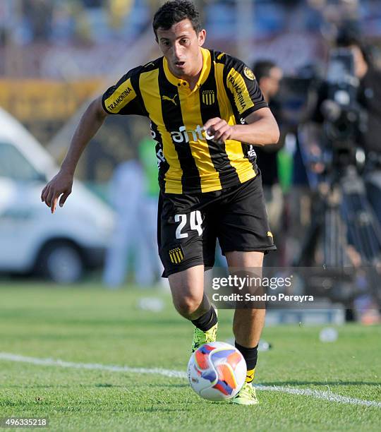 Carlos Luque of Peñarol plays the ball during a match between Nacional and Peñarol as part of round 12 of Apertura 2015 at Centenario Stadium on...