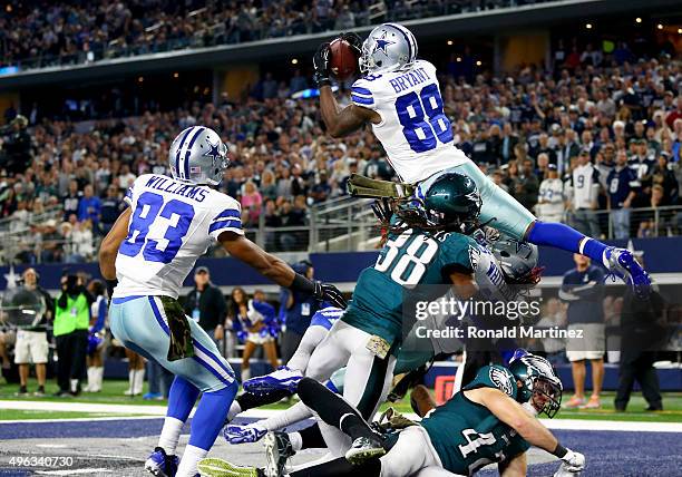 Dez Bryant of the Dallas Cowboys catches a touchdown pass against E.J. Biggers of the Philadelphia Eagles as teammate Terrance Williams looks on in...