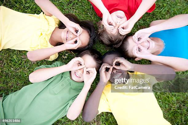 children making pretend binoculars - child with binoculas stockfoto's en -beelden