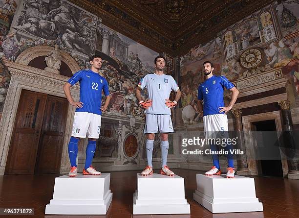 Manolo Gabbiadini, Gianluigi Buffon and Davide Astori pose during the launch of new Puma home kit at Palazzo Vecchio on November 9, 2015 in Florence,...