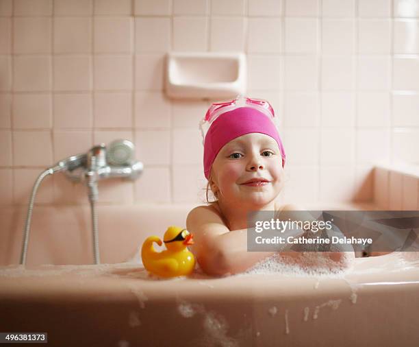 a 5 years old girl taking her bath - swimming goggles stock pictures, royalty-free photos & images