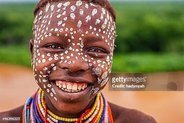 portrait of young girl from karo tribe, ethiopia, africa - karo 個照片及圖片檔