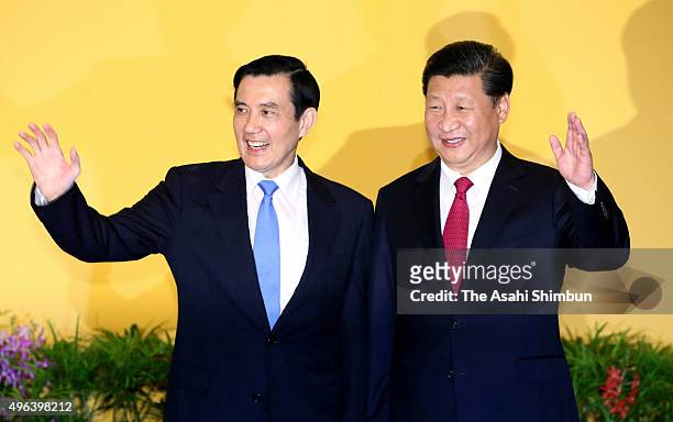 Chinese President Xi Jinping and Taiwanese President Ma Ying-Jeou pose for photographs prior to their meeting at a hotel on November 7, 2015 in...