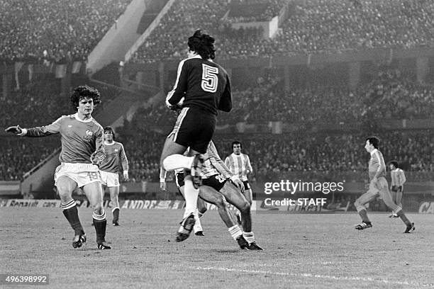 Argentine goalkeeper Ubaldo Fillol stops the goal face to French footballer Didier Six , on June 6, 1978 in Buenos Aires, during the football World...