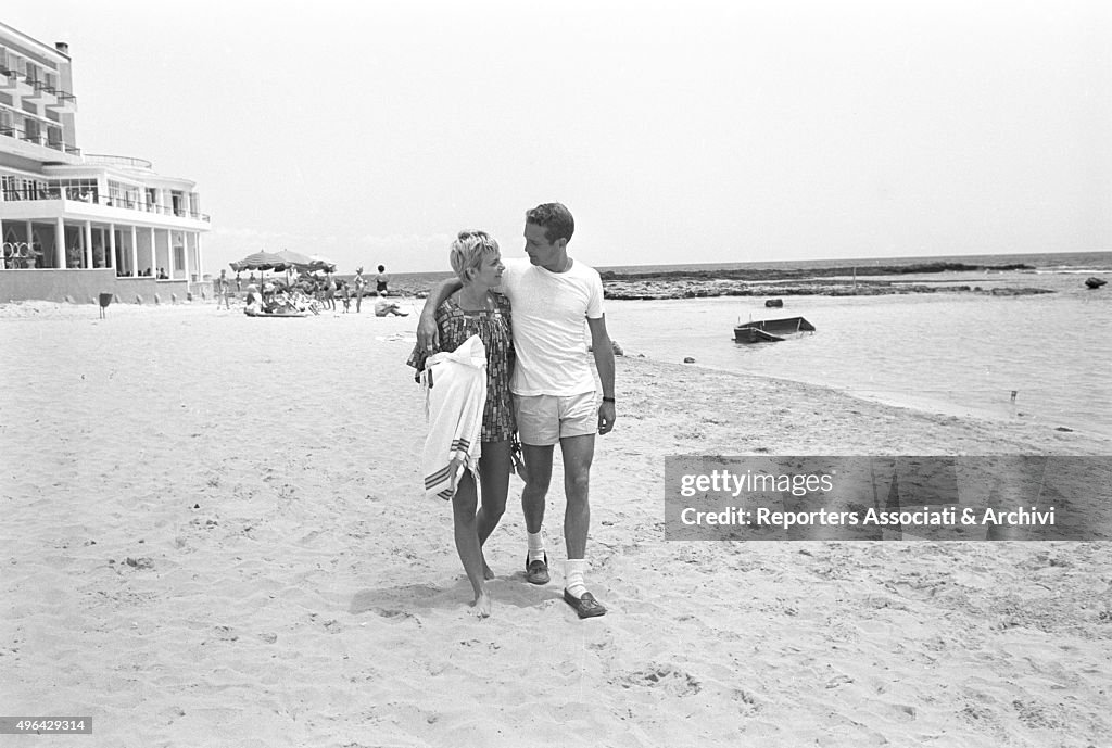 Paul Newman and Joanne Woodward on a beach