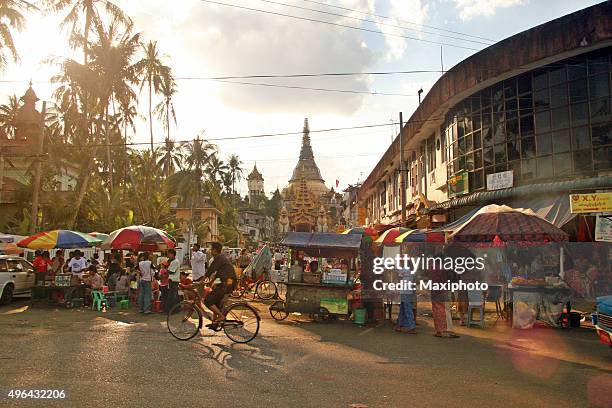 menschen crowding einem straßenmarkt in yangon, myanmar - rangun stock-fotos und bilder