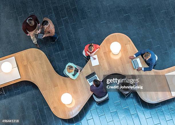 gente de negocios reuniéndose en una oficina moderna, vista desde arriba - perspectiva elevada fotografías e imágenes de stock