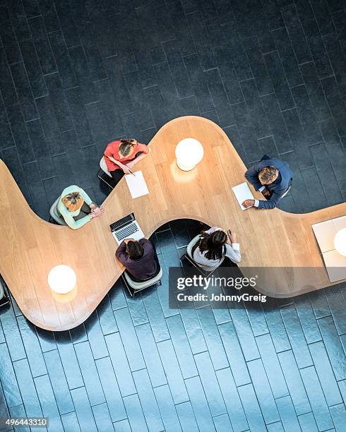 Las personas de negocios reunión en la oficina moderna, vista desde arriba