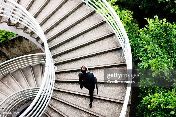 viajar - spiral staircase fotografías e imágenes de stock