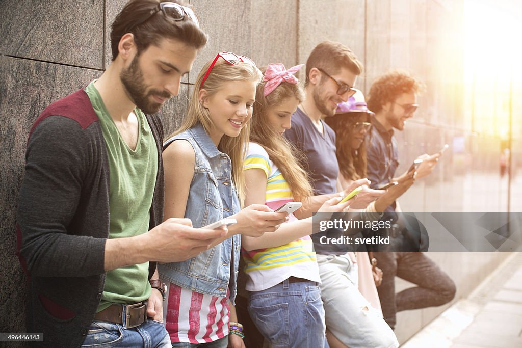 Amigos divirtiéndose al aire libre.