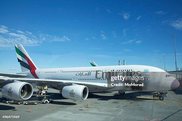 airbus a380 emirates am flughafen auckland entfernt - emirates airline stock-fotos und bilder