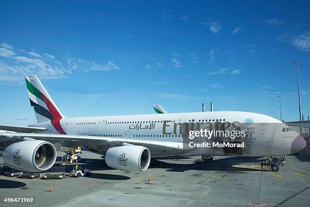 emirates airbus a380 at auckland airport - airbus a380 stockfoto's en -beelden