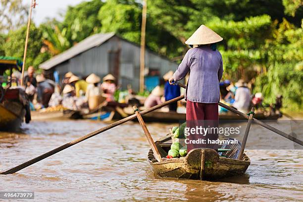 vietnamese woman rowing  boat in the mekong river delta, vietnam - vietnam stockfoto's en -beelden