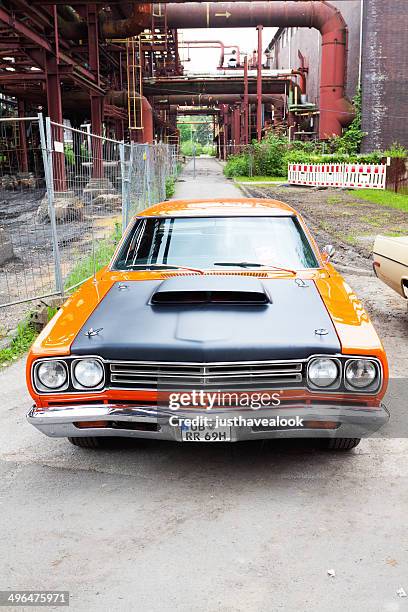 orange muskel auto dodge challenger - dodge stock-fotos und bilder