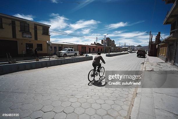 fahrrad-fahrer in bolívia - bolívia stock-fotos und bilder