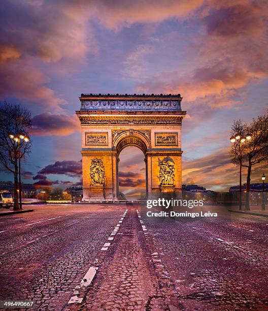 famous arc de triomphe in paris, france - arco triunfal fotografías e imágenes de stock