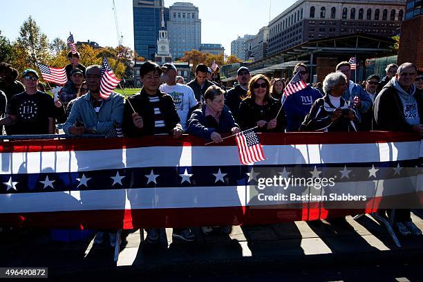 inaugural philly veterans parade - parade watchers stock pictures, royalty-free photos & images