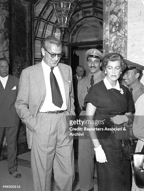 The American actor Gary Cooper with the American actress and wife Veronica Balfe coming out from the Bulgari jewellery in Via dei Condotti. Rome, 1957