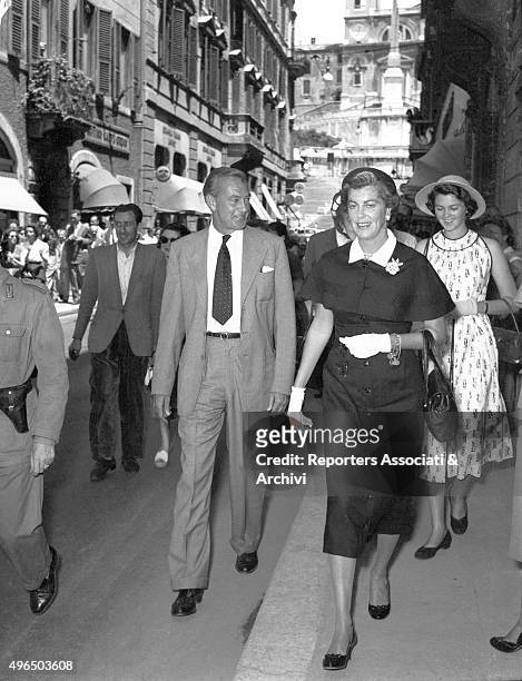 The American actor Gary Cooper with the American actress and wife Veronica Balfe and the daughter Maria Cooper walking along Via dei Condotti. Rome,...