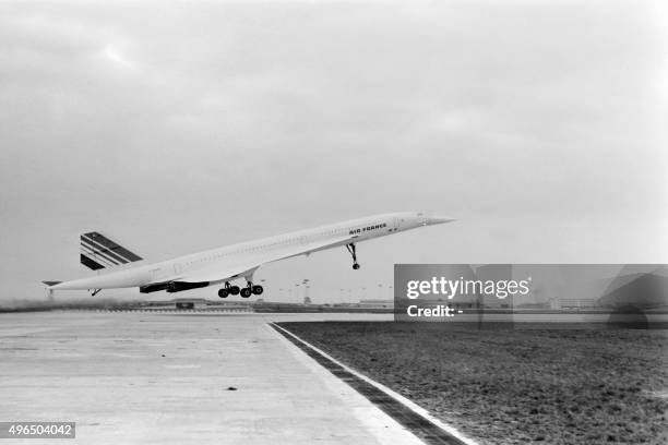 Air France French-British supersonic jet-liner Concorde takes off on January 21, 1976 at Roissy Charles de Gaulle airport for its first commercial...