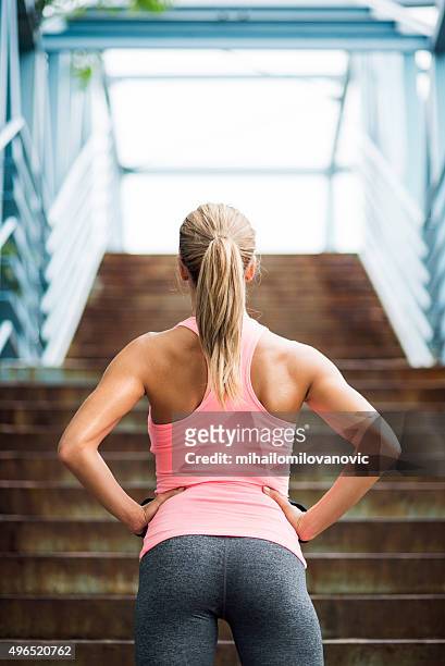 preparing for workout - female backside 個照片及圖片檔