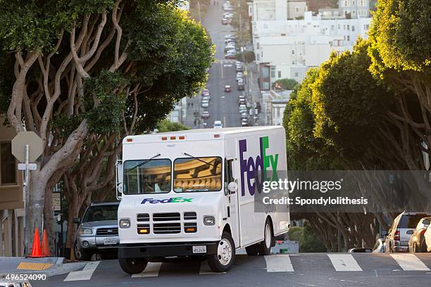 entrega de un vehículo de fedex en san francisco, estados unidos - fedex truck fotografías e imágenes de stock