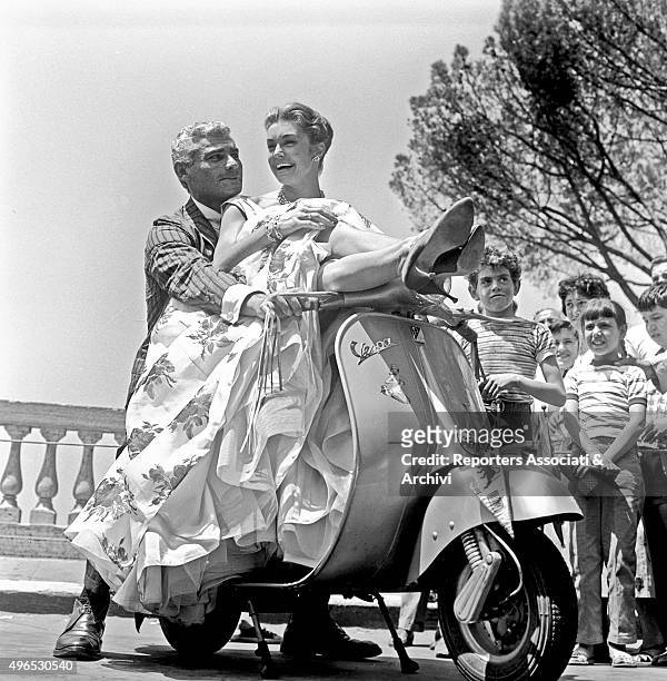 The American actor Jeff Chandler , posing on a Vespa with American actress and swimmer Esther Williams on the terrace of the Pincio in Rome. Rome,...
