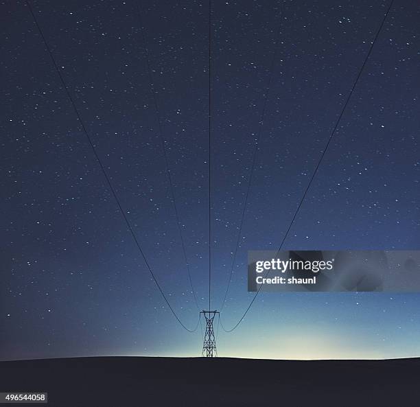 potência de simetria - electricity pylon imagens e fotografias de stock