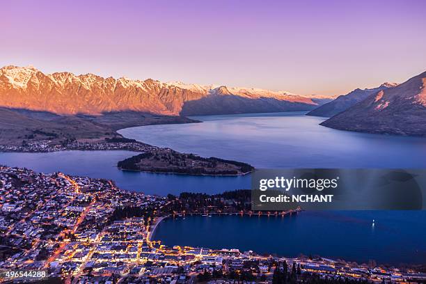 クイーンズタウンの夕日 - queenstown ストックフォトと画像