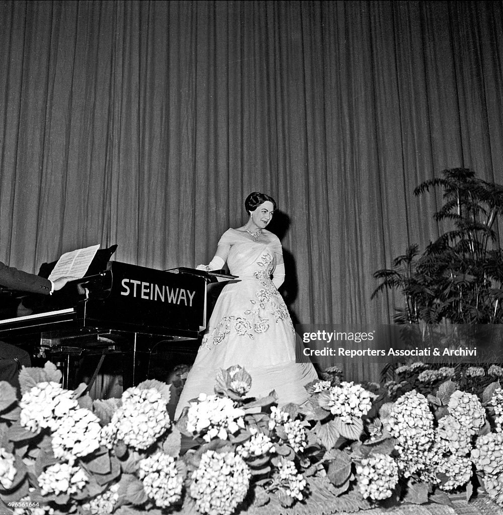 Italian soprano Renata Tebaldi getting the applauses on stage after