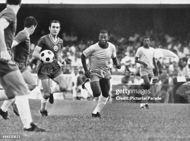 Brazilian footballer Pele playing against Bulgaria at the Morumbi Stadium, in Sao Paulo, 26th April 1970.