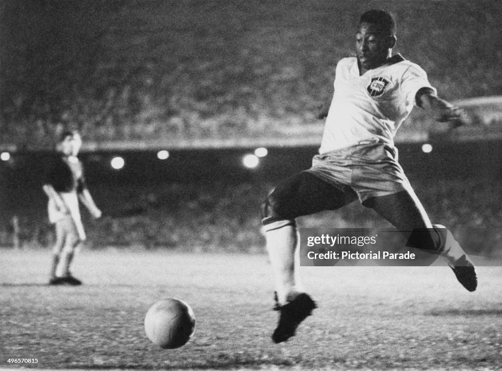 Pele Plays