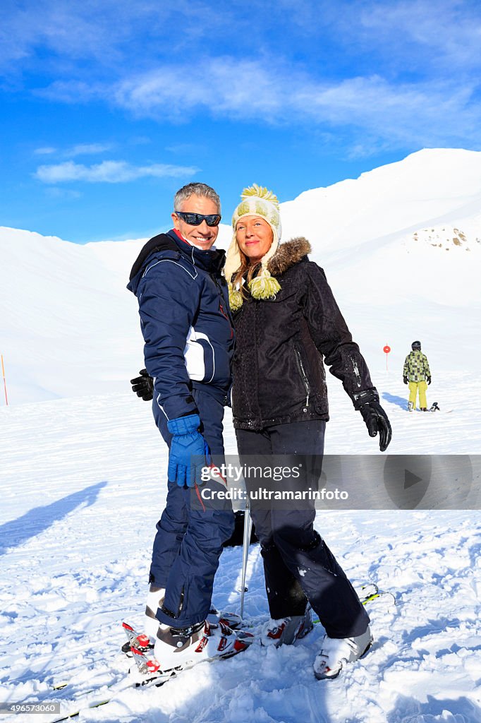 Neve Esquiador Casal desfrutar de bela paisagem do inverno com neve