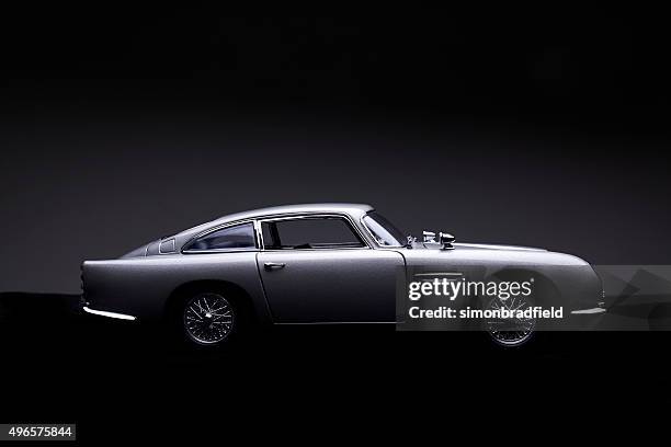 aston martin b5 modelo bajo, vista lateral - james bond obra reconocida fotografías e imágenes de stock