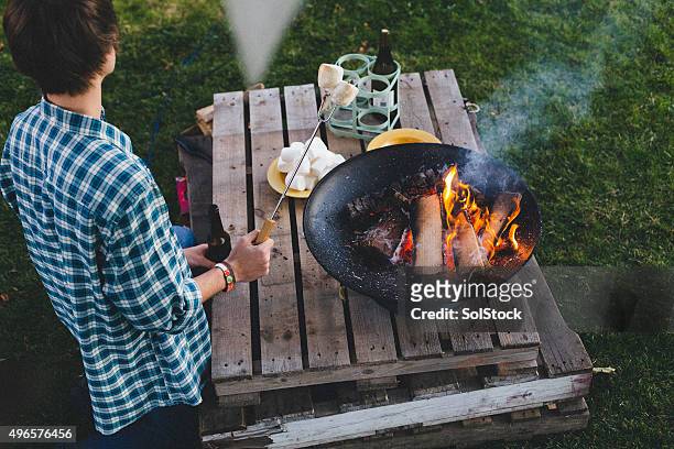 cozinhar gomas e o fogo - moments daily life from above imagens e fotografias de stock