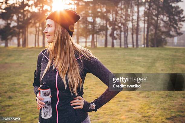 jogging an der frischen luft kann mir helfen, fit bleiben - winter sport stock-fotos und bilder