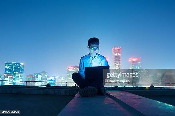 geschäftsmann, arbeiten bei nacht - arbeiten outdoor stadt laptop stock-fotos und bilder