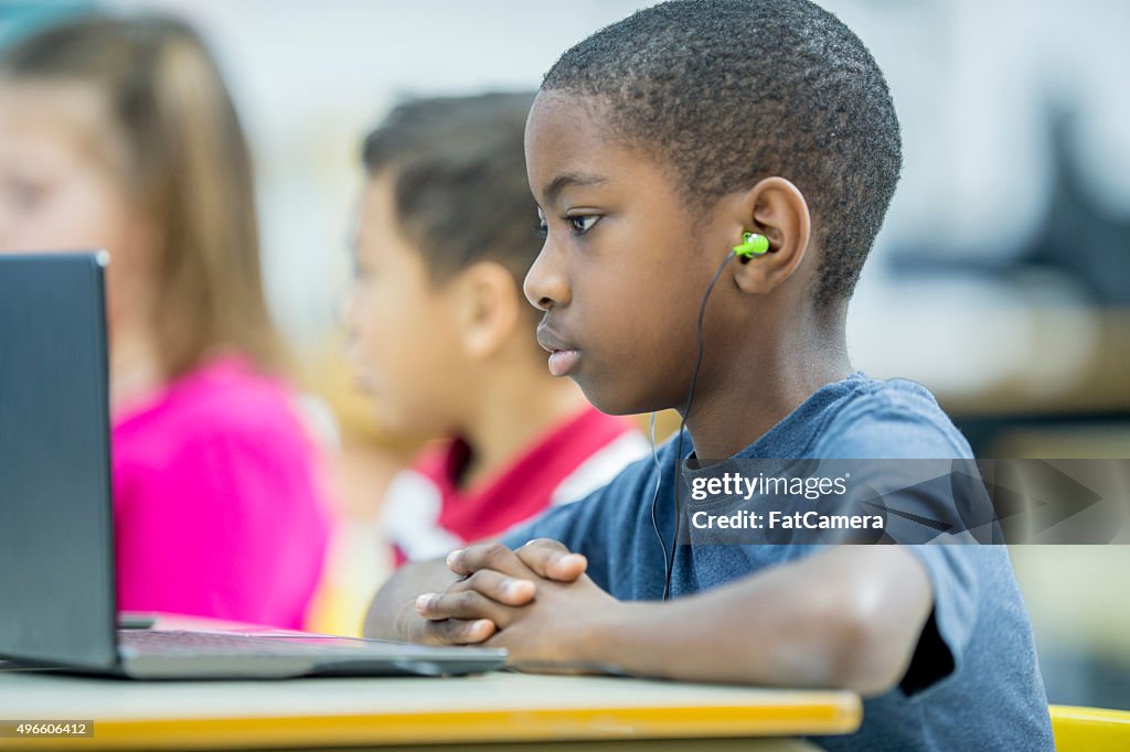 Elementare ragazzo guardando un Video sul computer portatile