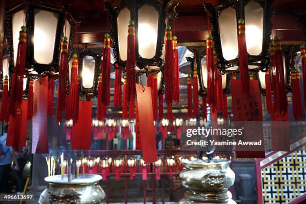 lanterns inside man mo temple, hong kong - templo de man mo - fotografias e filmes do acervo