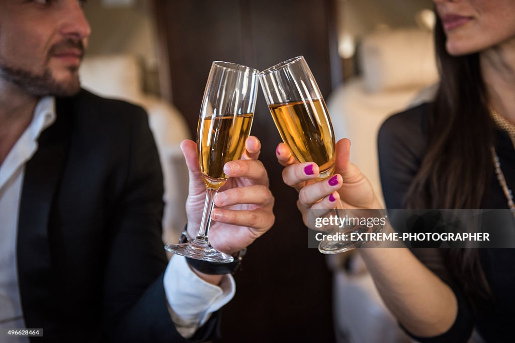 Toast au Champagne dans un avion privé